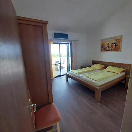 Me Living - - Strandnaehe