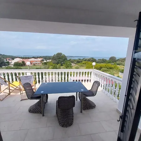 Me Living - - Strandnaehe Pula