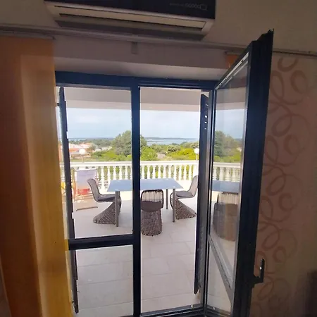 Me Living - - Strandnaehe