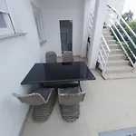 Me Living - - Strandnaehe Appartement Pula