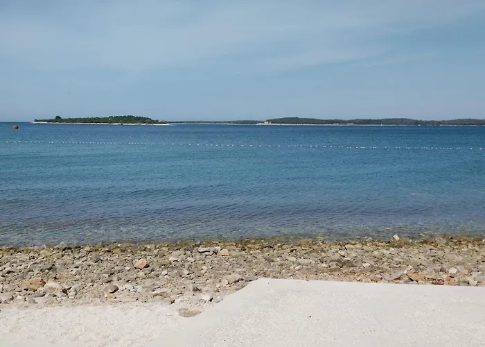 Me Living - - Strandnaehe Пула